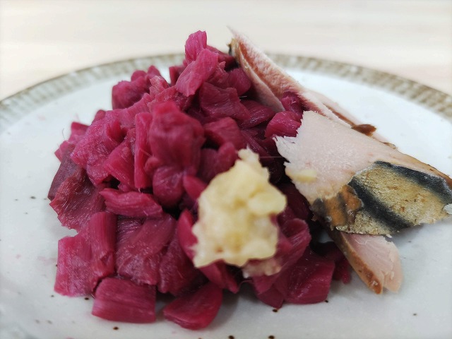 皮をむいてきざみ、生節を添えて好みで生姜と醤油を添えてお召し上がりください